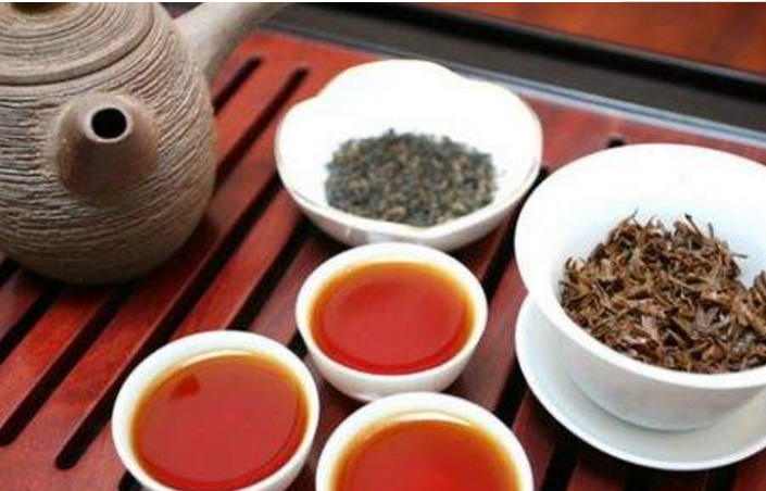 　　导语：红茶是干茶冲泡之后汤色和叶底呈红色而闻名，中国的红茶有很多品种分别是 祁红、越红、苏红、英红等多个红茶品种其中最知名的是祁红和英红等今天排行榜123网为大家盘点了中国四大红茶，一起来看看你喝过几种。  　　中国四大红茶：祁门红茶、福建闽红、云南滇红、广东英德红茶  　　四、广东英德红茶  　　广东英德红茶是英国女王最爱喝的一种饮品，其中最知名的是中英红九号茶叶很肥大圆圆的颜色有点像褐色，泡出来的汤色是红色的而且还有清香味儿，味道有点浓鲜爽甘醇，叶底嫩软红亮然后再加上鲜奶调和一起饮用非常好喝。  　　三、云南滇红  　　云南滇红就是云南红茶，中国四大红茶之一茶叶鲜嫩肥壮泡出来的汤色是红色的，喝在嘴巴里面味道很浓还带有香气，是世界茶叶市场知名的红茶品种不管是送人或者是自家饮用都是不错的选择。  　　二、福建闽红  　　福建闽红有很多品种分别为坦洋工夫茶和白琳工夫茶、政和工夫茶等政和工夫茶味道很浓体态匀称还散发香气是闽红茶叶品种中最好的一种，坦洋工夫茶颜色乌黑发亮，茶叶鲜嫩味道微甜还带香气泡出来的演的是金黄色的。白琳工夫茶含有大量的橙黄白毫，泡出来的汤色是红亮的它还有一个名字叫橘红也就是像橘子一样红艳的红茶。  　　一、祁门红茶  　　祁门红茶是中国十大名茶中的精品，祁门红茶茶叶小小的色泽是乌润金毫显露，泡出来的汤色是金黄色的味道醇厚香气持久是中国四大红茶中最好的品种有红茶皇后的美誉。  　　结语：以上就是排行榜123网小编为大家盘点的中国四大红茶，茶叶是我们生活中比较健康的一种饮品，多饮用红茶可以帮助胃肠消化促进食欲以及消除水肿等功效。