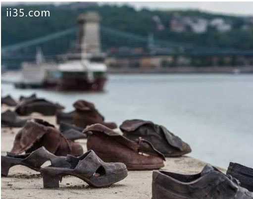 在布达佩斯的多瑙河大道上的鞋子