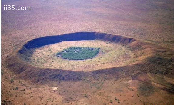 伍德利陨石坑，澳大利亚(直径75英里)