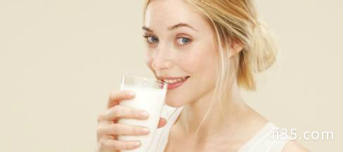 睡前喝牛奶的好处 喝纯牛奶能助眠吗