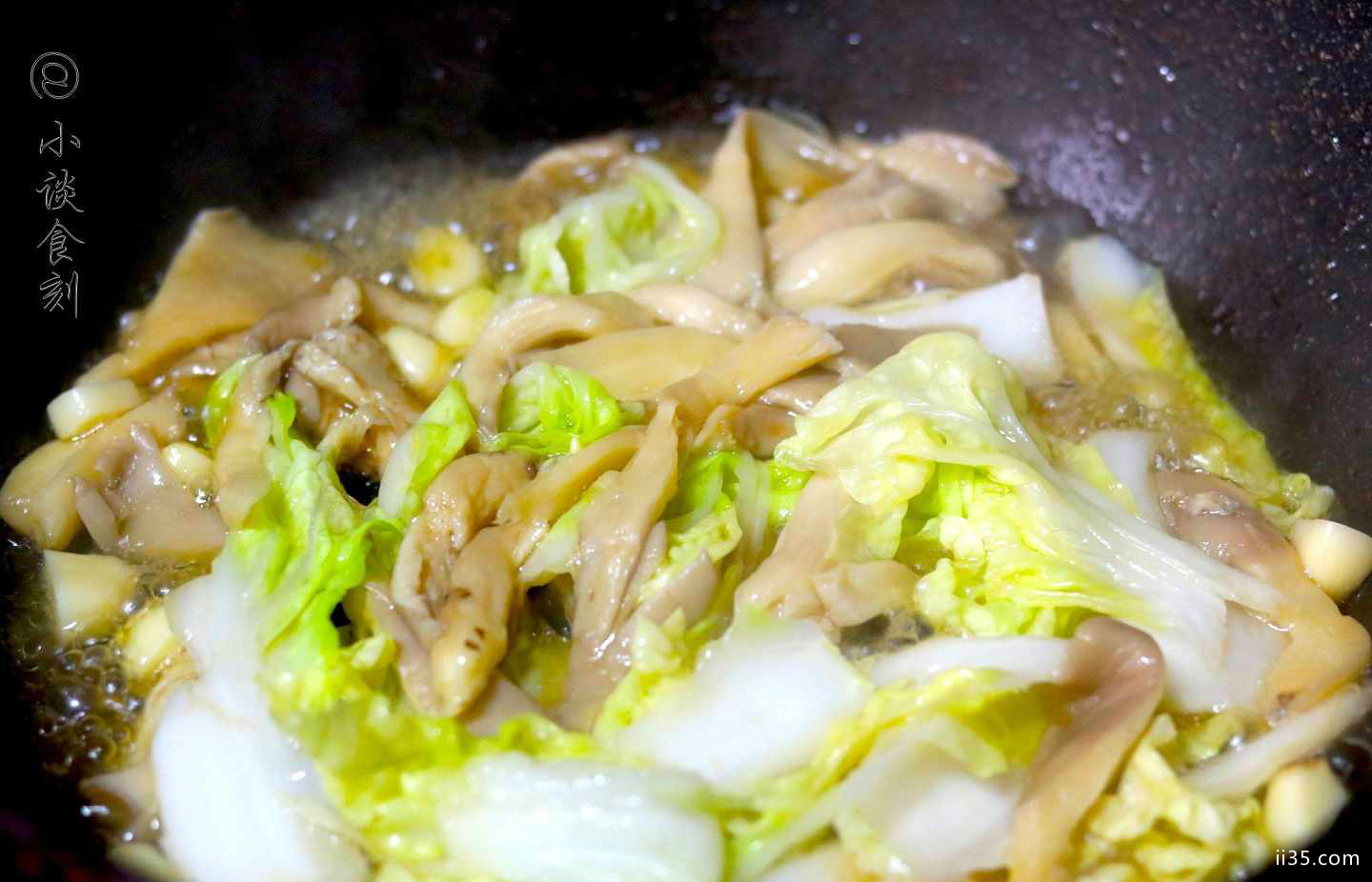 炒到好吃,就做了一道营养又好吃的家常菜,平菇炒白菜.4.