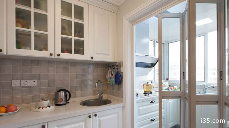 白色小户型厨房折叠门效果图